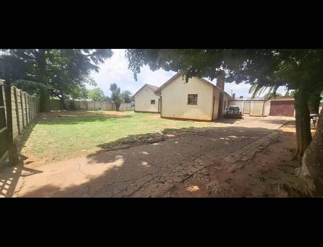 18 BEDROOM HOUSE FOR SALE IN KEMPTON PARK EXT 02